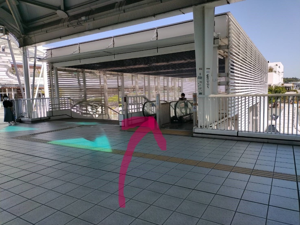 エスカレーターで降りる