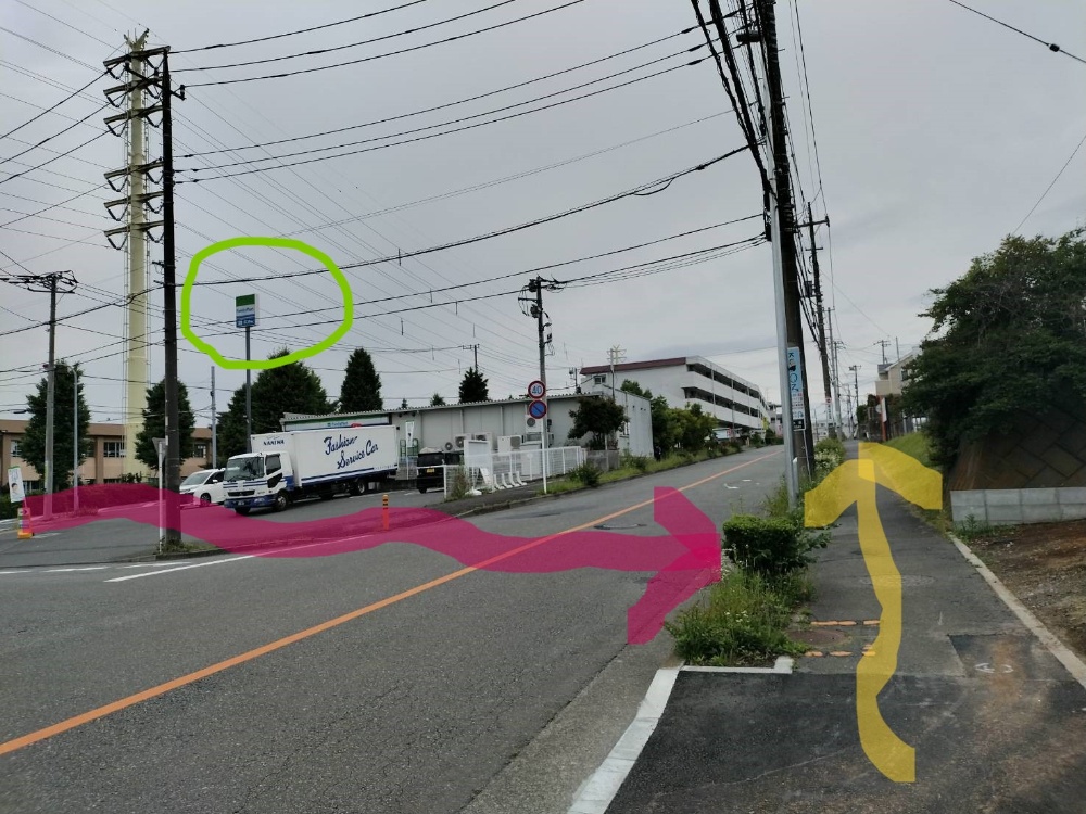 バスを降りたら左へ